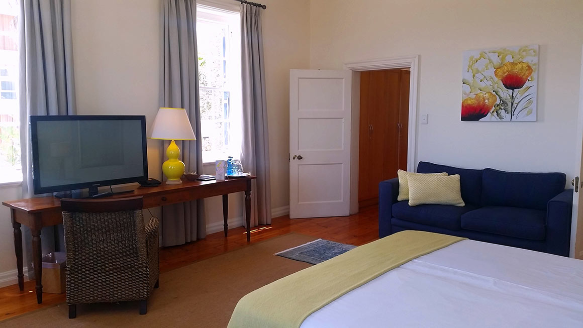 Adjoining room entrance